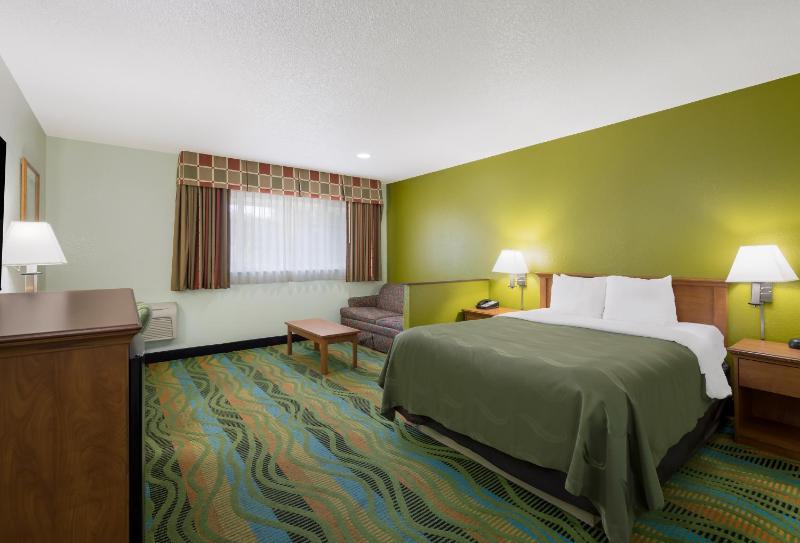 Queen Room image 4