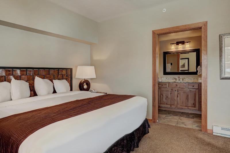 Village at Breckenridge Condos Sleeps 8 - Ski in Out Walk downtown - image 17