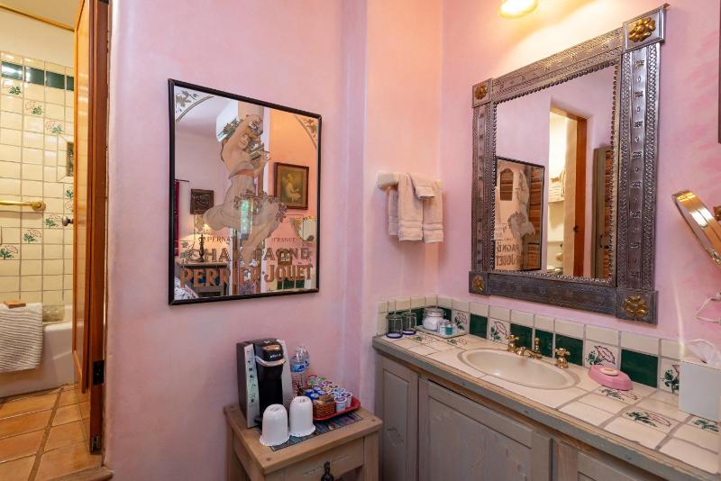 Queen Room image 4