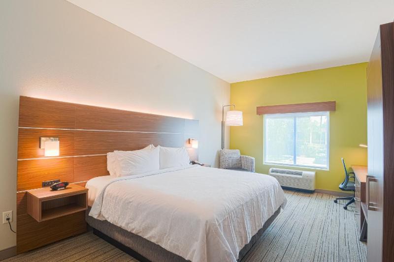 Standard King Room image 3