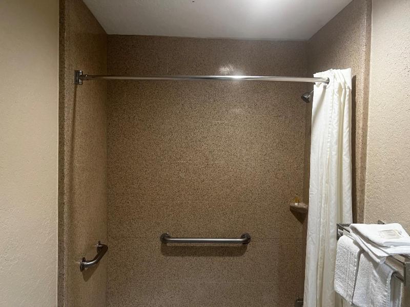 King Room with Bath Tub - Mobility Accessible/Smoking image 3