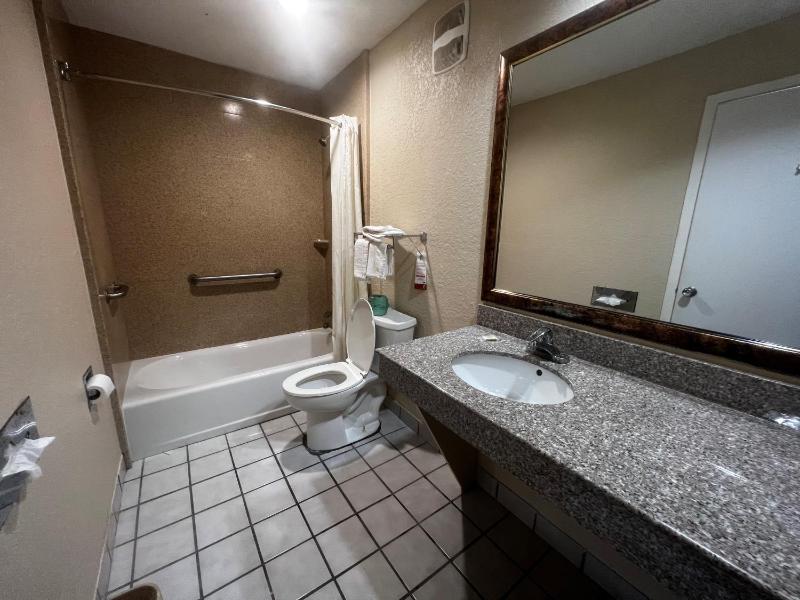 King Room with Bath Tub - Mobility Accessible/Smoking image 2