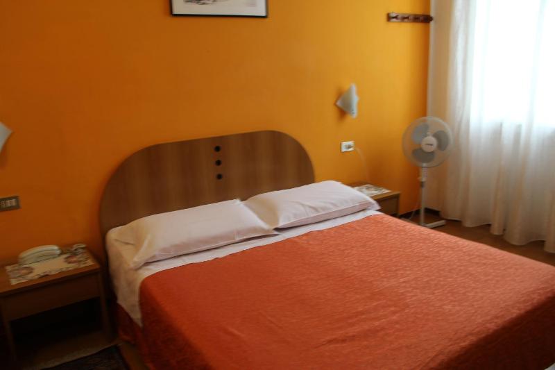 Standard Double Room with Shared Bathroom image 2
