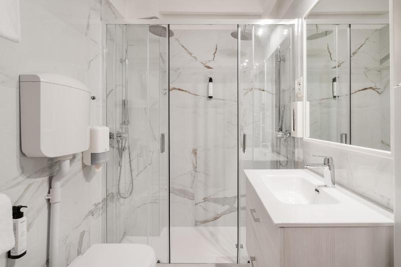 Economy Double Room image 4