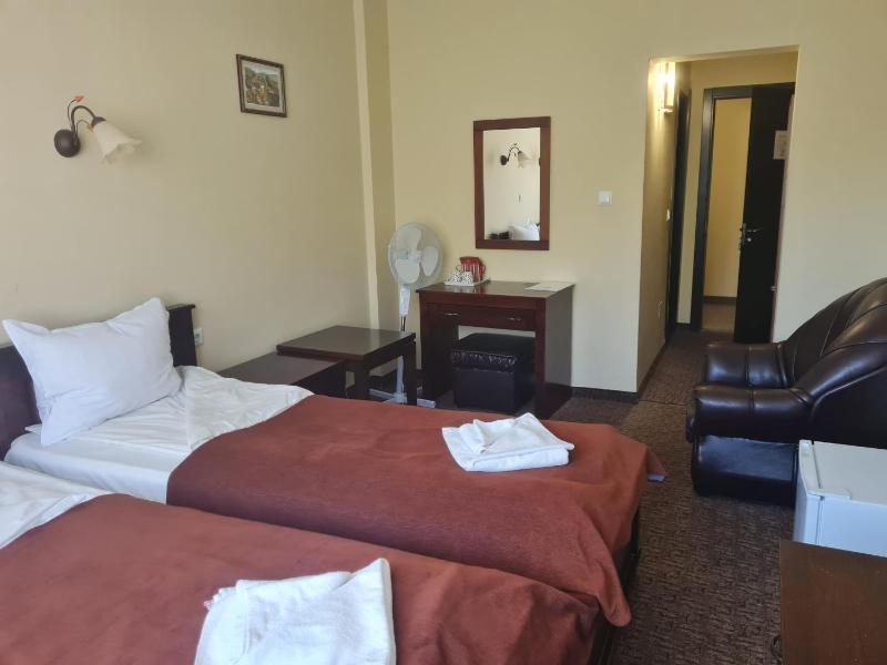 Double Room image 3