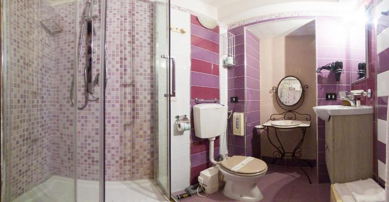 Economy Twin Room image 3