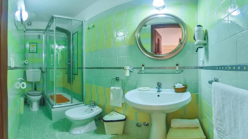 Economy Twin Room image 2