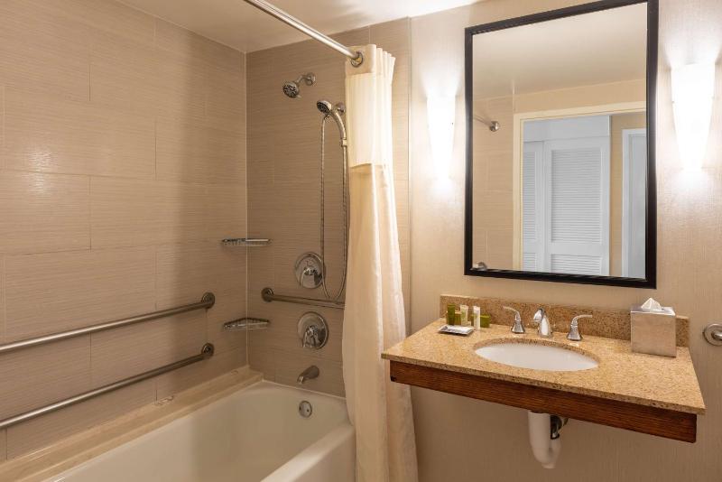 Queen Room with Two Queen Beds and Bath Tub - Mobility and Hearing Access image 2