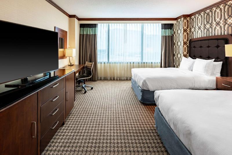 Queen Room with Two Queen Beds and Bath Tub - Mobility and Hearing Access image 4