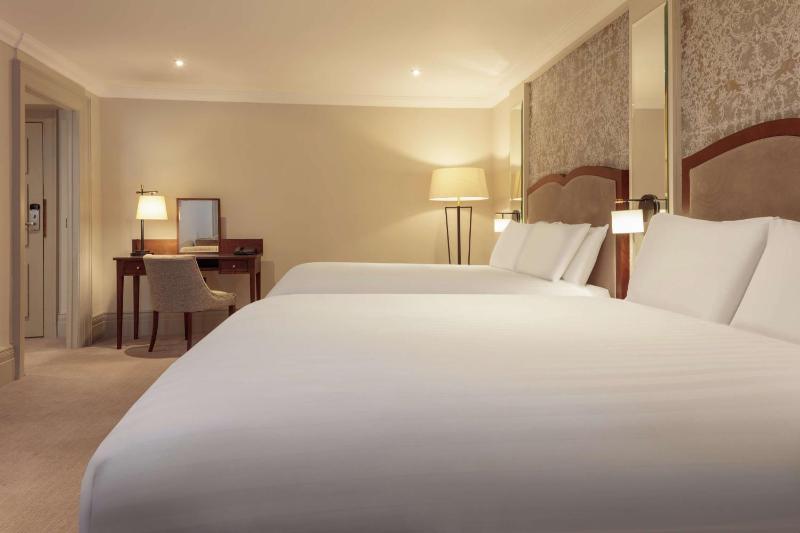 Superior King Room image 3