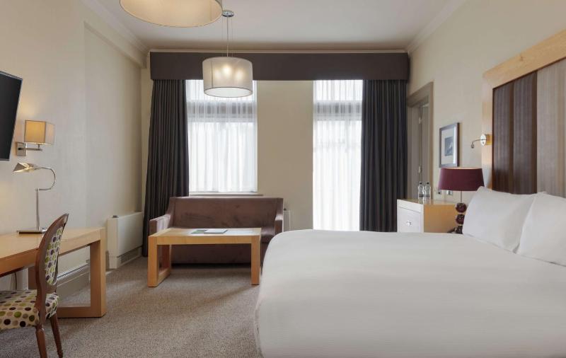 Superior King Guest Room image 3