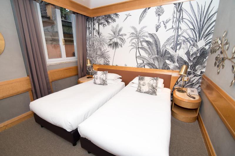 Standard Twin Room image 4