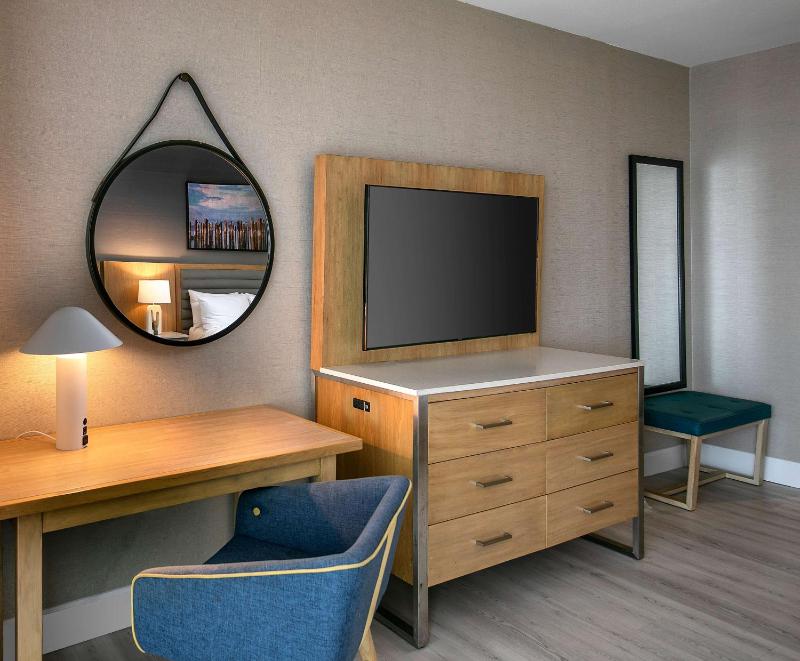 Downtown King Room image 3