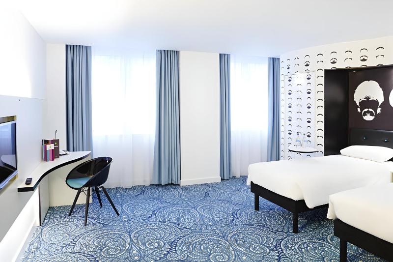Accessible Standard Twin Room image 4