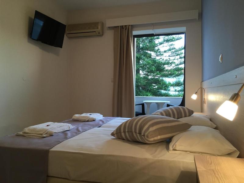 Standard Double or Twin Room with Garden View image 3