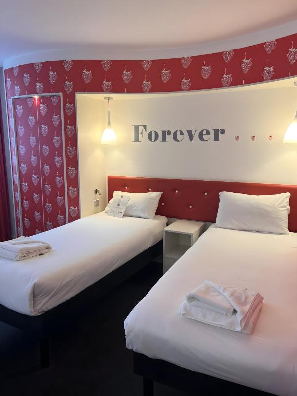 Standard Twin Room image 4