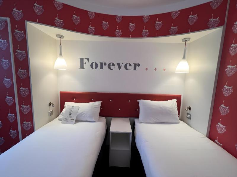 Standard Twin Room image 3