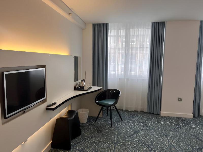 Standard Double Room - Mobility Accessible image 4