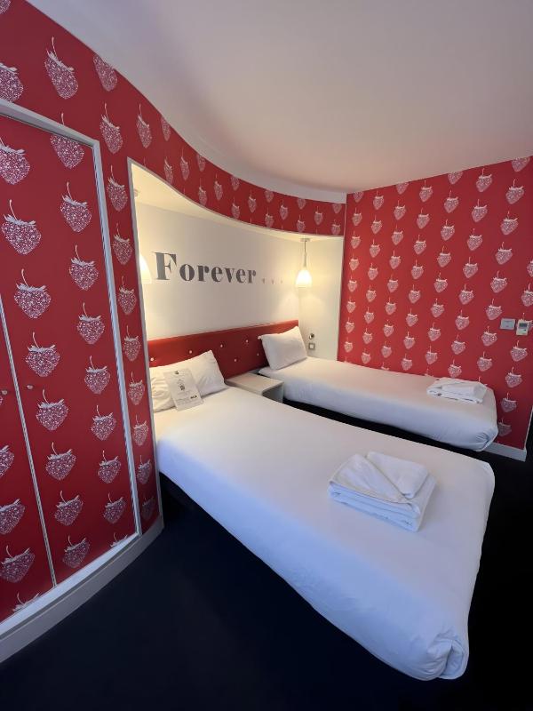 Standard Double Room - Mobility Accessible image 3