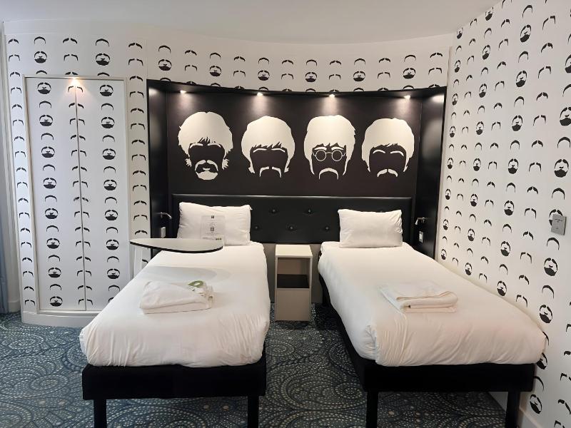 Standard Twin Room image 2