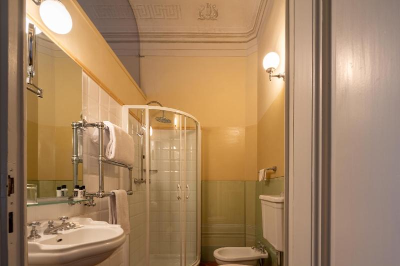 Single Room image 3