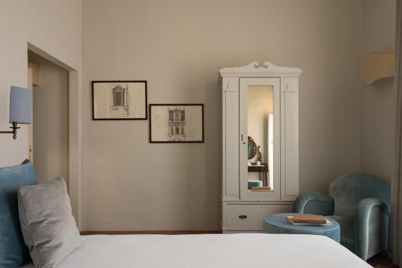 Classic Double Room image 3