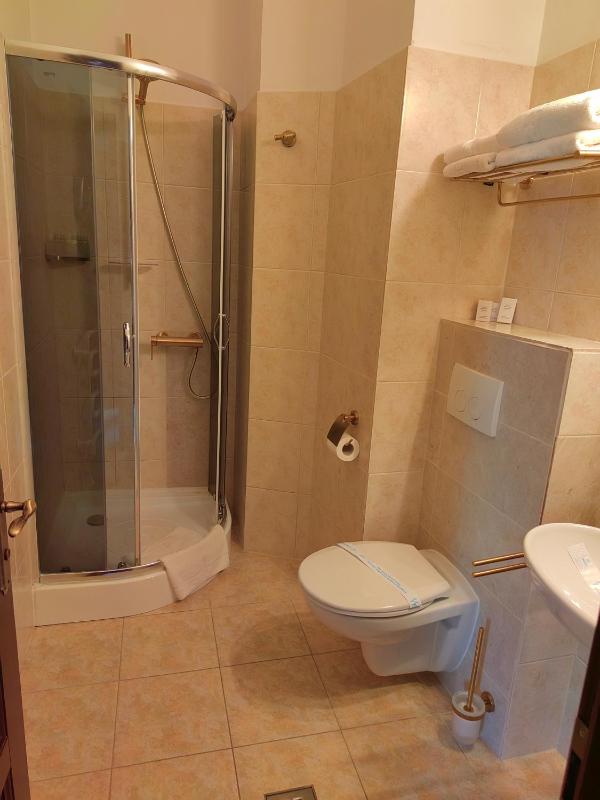 Queen Room image 2