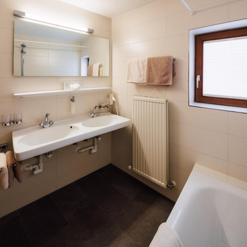 Deluxe Double or Twin Room image 3