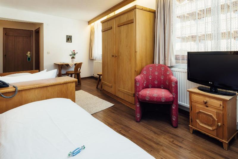 Deluxe Double or Twin Room image 2
