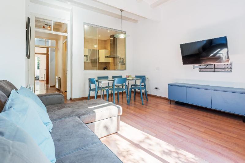 Bright 2BR in Clot Desk Fiber Wi-Fi - image 15