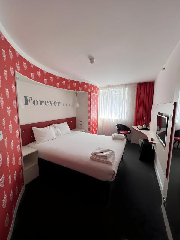 Queen Room image 2