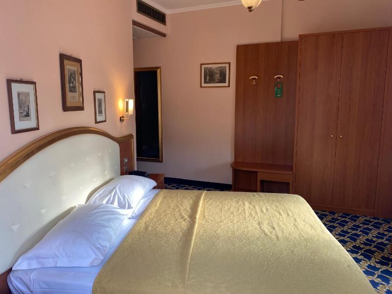 Standard Double Room image 3