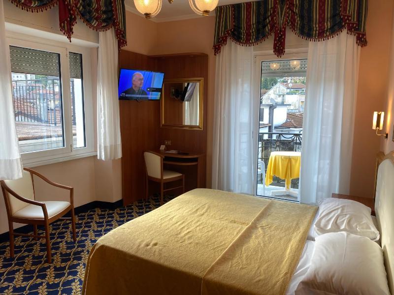 Standard Twin Room image 3