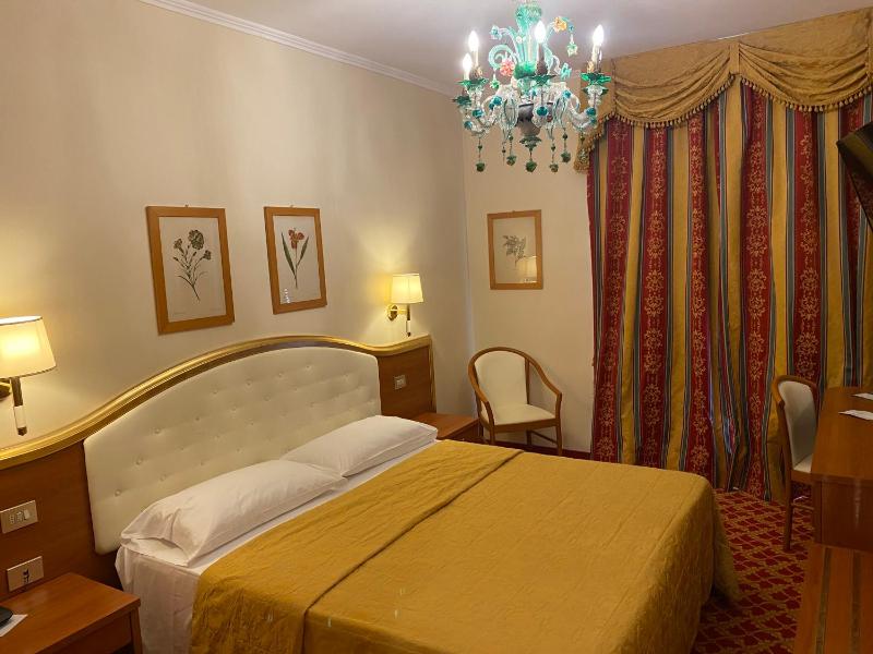 Standard Twin Room image 4