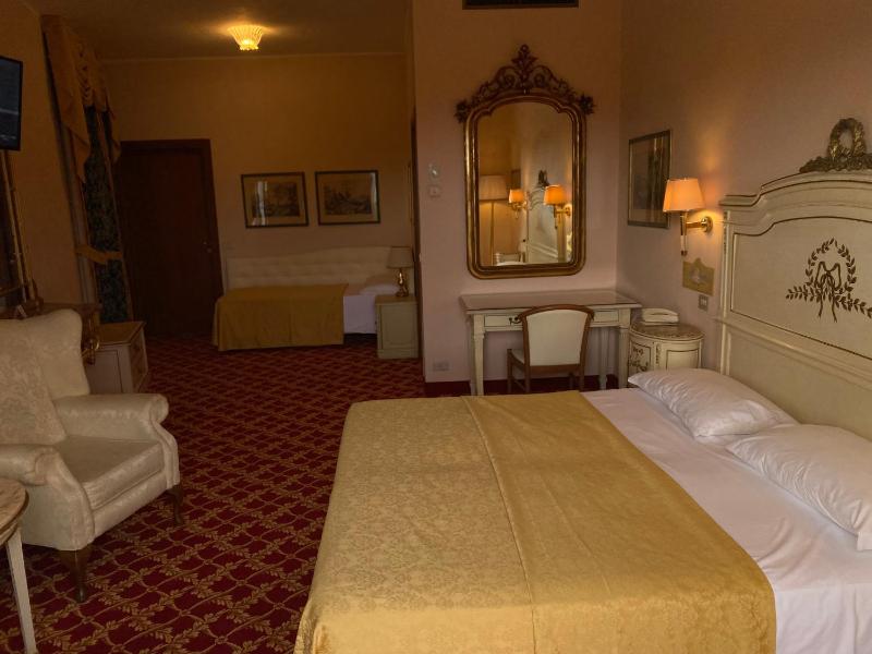 Standard Triple Room image 2
