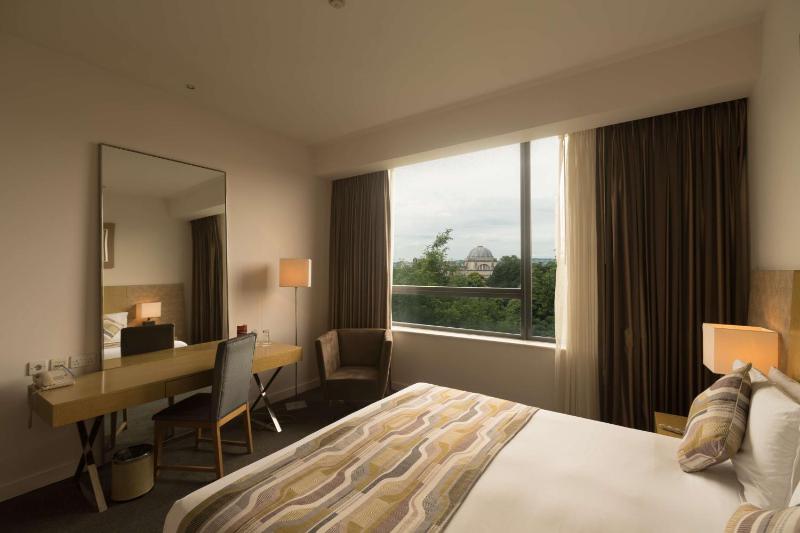 Superior Room with Tree Lined View image 1