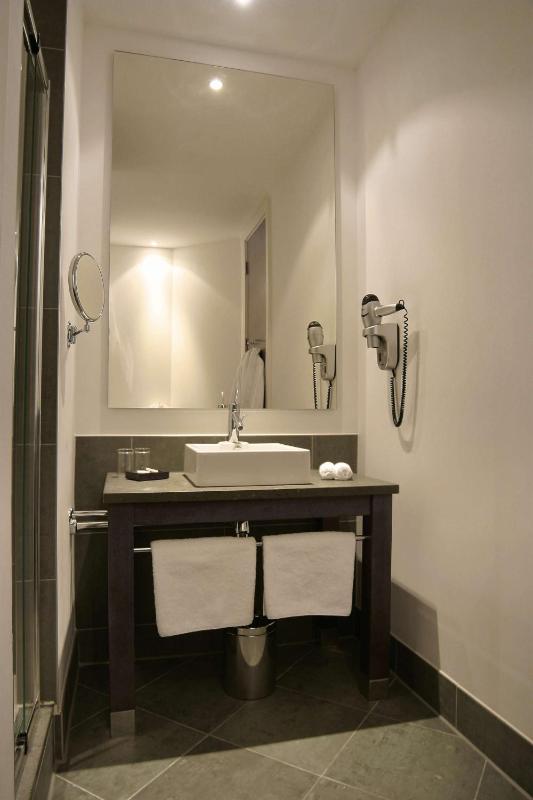 Superior Room with Tree Lined View image 2