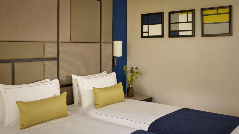 Executive Twin Room image 3