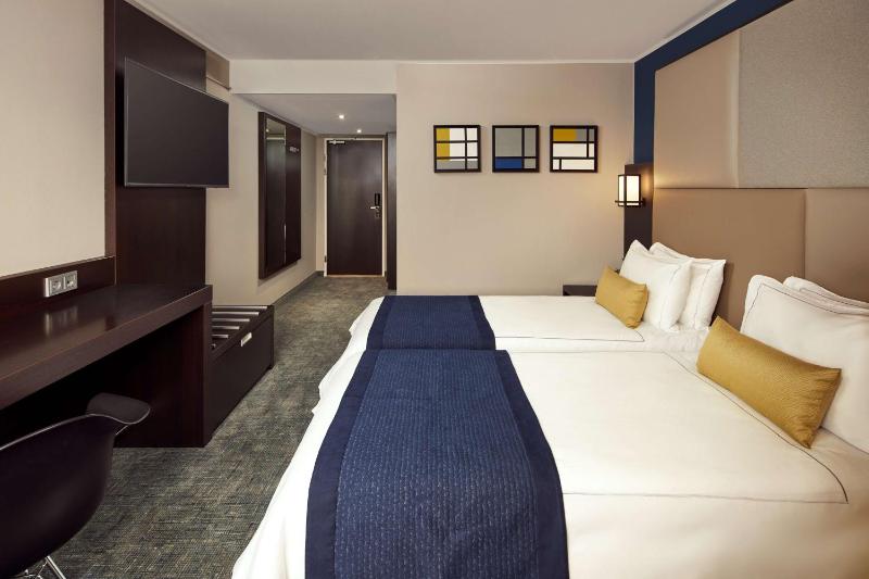 Superior Twin Room image 3