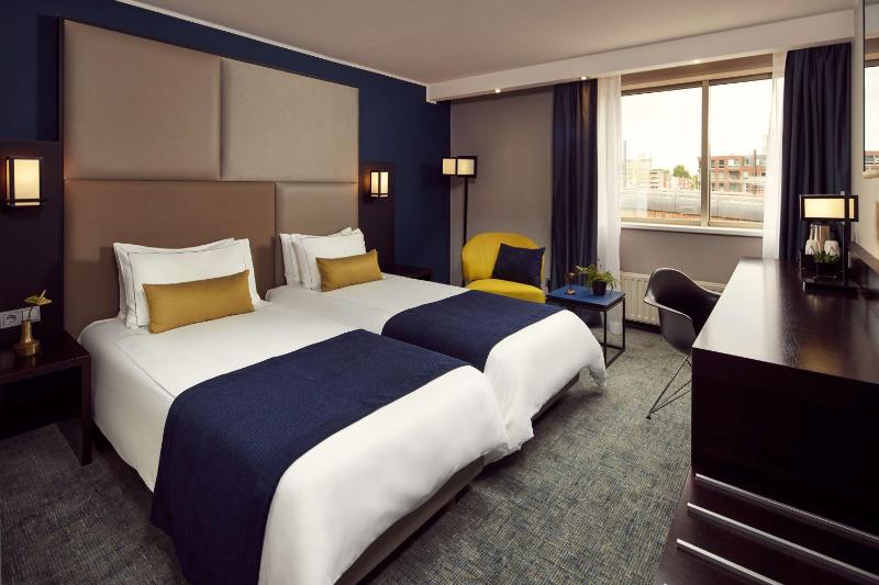 Superior Twin Room image 4