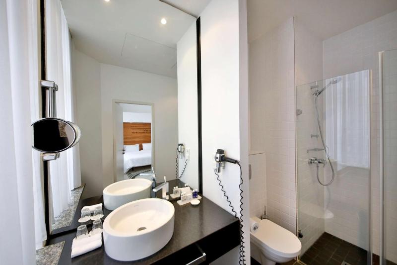 Superior Twin Room image 3