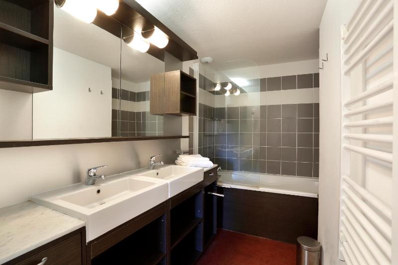 3 bedroom apartment 8 people image 2