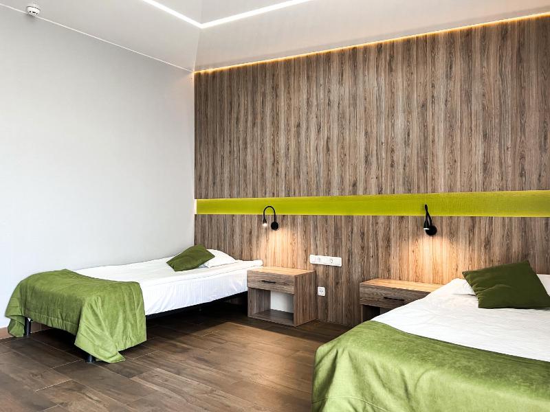 Twin Room with Bath image 3