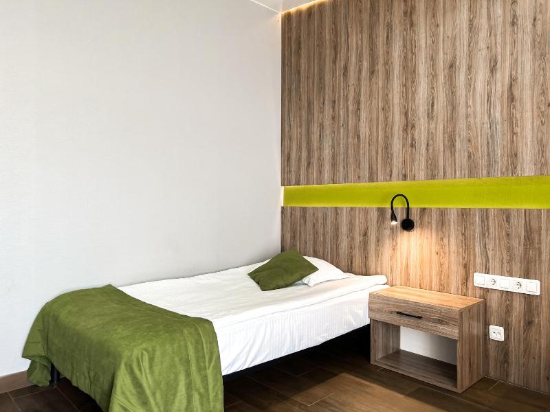 Twin Room with Bath image 4