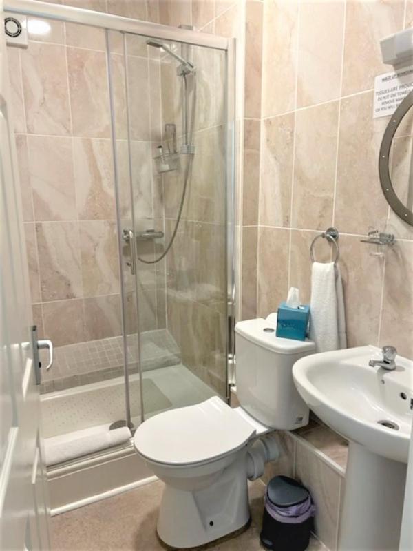 Standard Double Room image 4