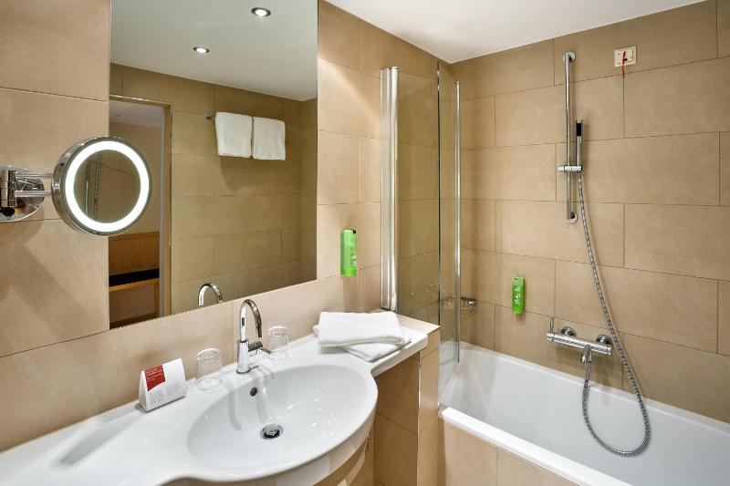 Classic Twin Room with Bathtub image 3