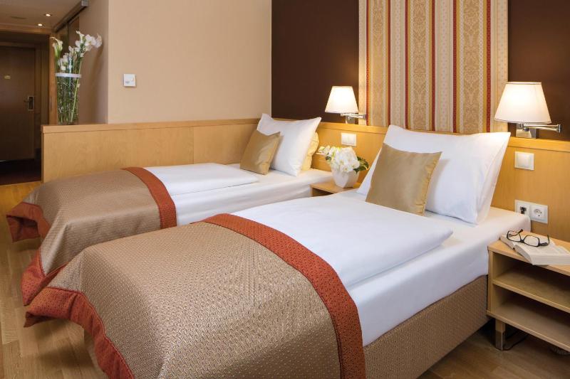 Classic Twin Room with Bathtub image 2