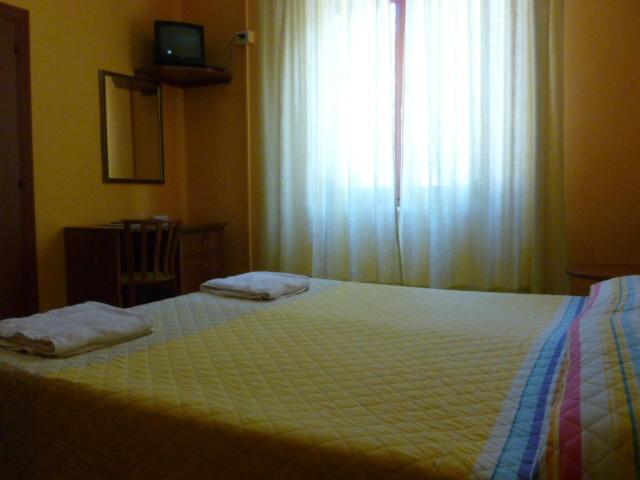Standard Double Room image 3
