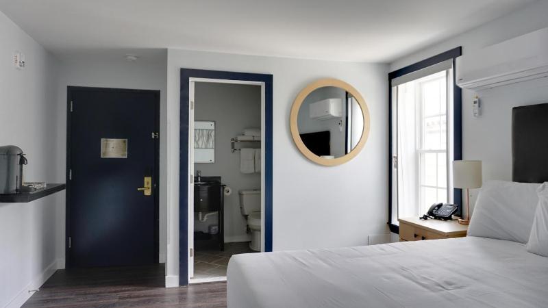 Standard King Room image 2