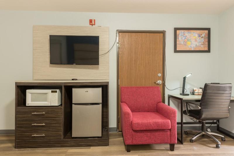 Queen Room with Two Queen Beds and Tub - Accessible/Non Smoking/Pet Friendly  image 3